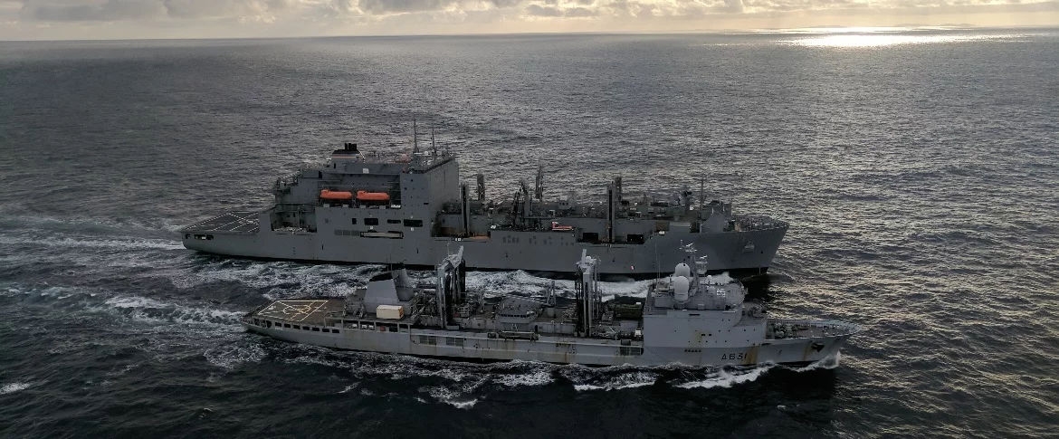Le BCR Somme ravitaille un bâtiment de l'OTAN au cours d'un exercice