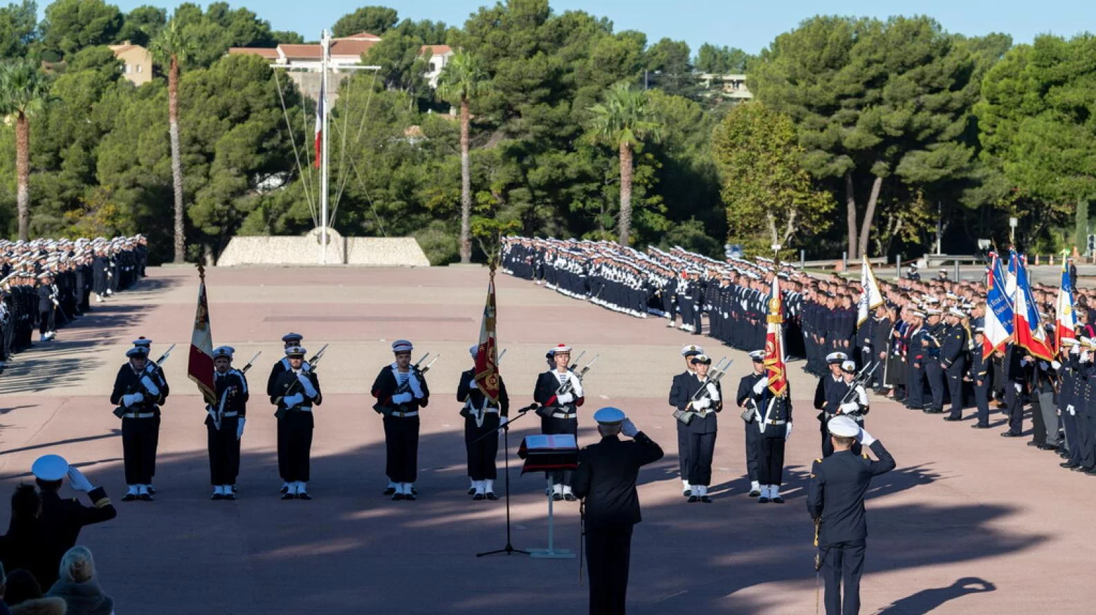 Présentation aux drapeaux des élèves du pôle écoles Méditerranée de St-Mandrier
