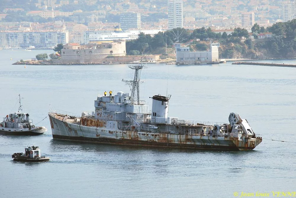 La coque de l’ex-aviso escorteur Commandant Rivière transférée de Saint-Mandrier à la base navale de Toulon
