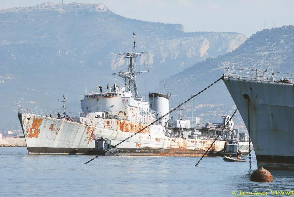 La coque de l’ex-aviso escorteur Commandant Rivière transférée de Saint-Mandrier à la base navale de Toulon