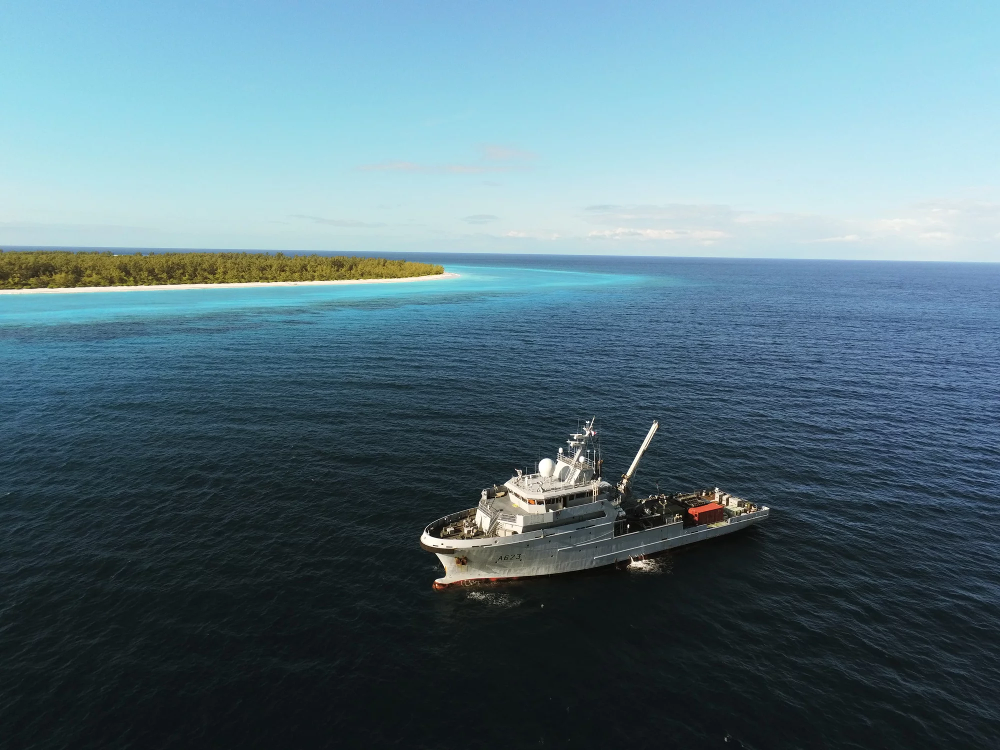 Le Champlain au large des îles Glorieuses