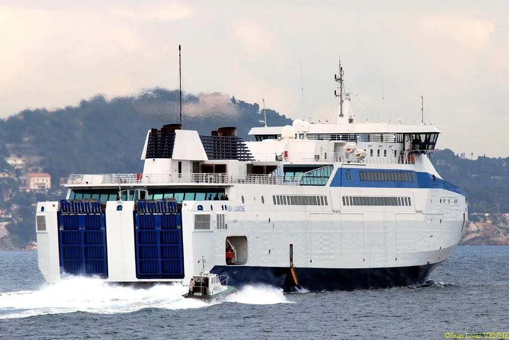 Le Liamone sort de la base navale de Toulon pour des essais