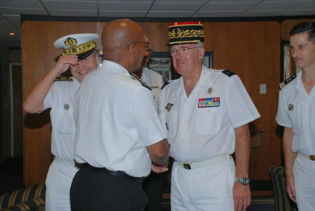 Le contre-amiral Magalefa saluant le général Saint Salvy