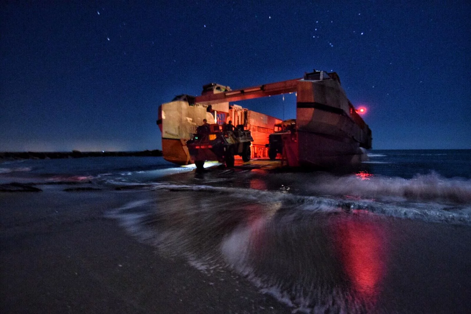 Des véhicules de l'armée de terre débarquent d'un EDAR
