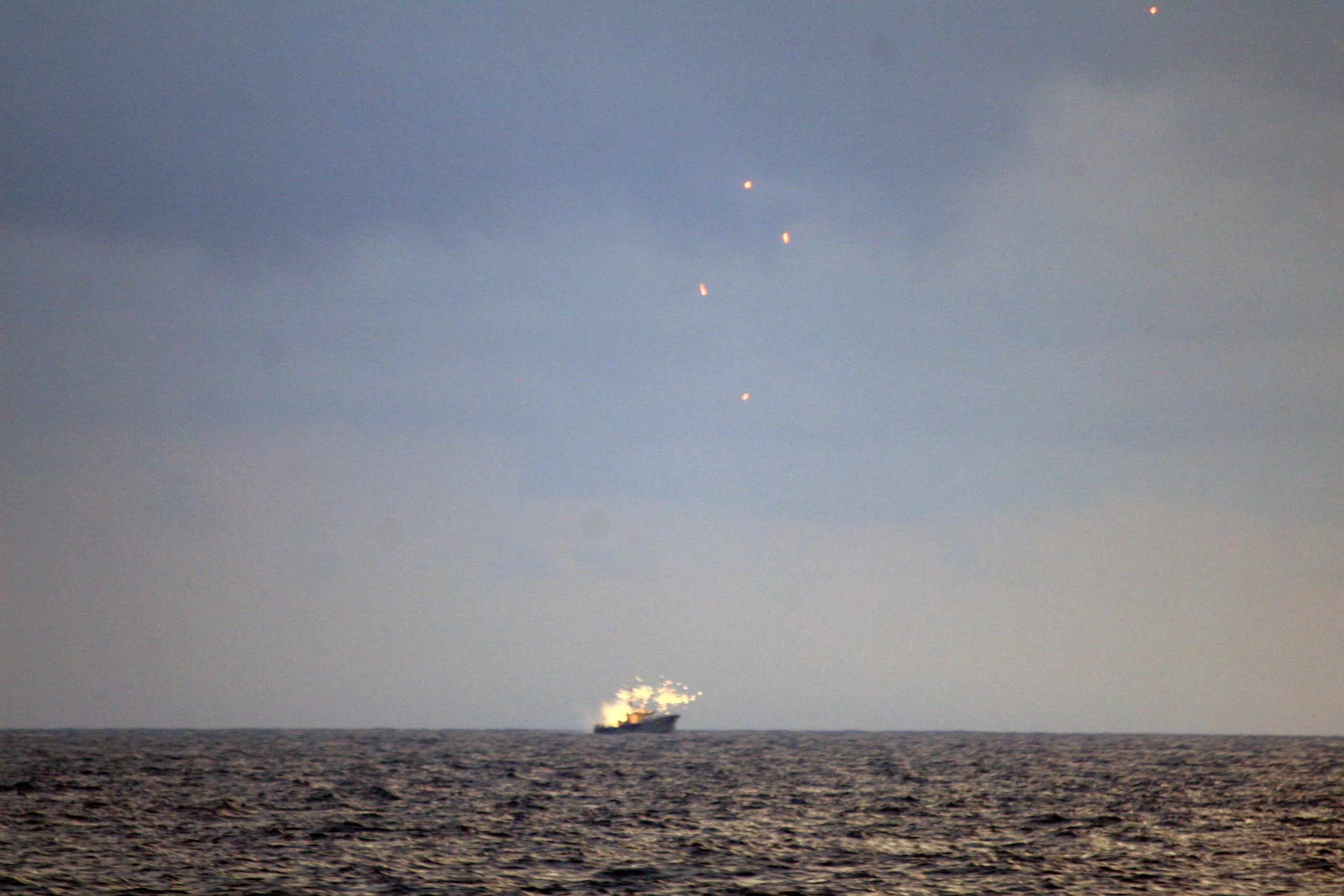 Le Lynx commence à détruire le chalutier