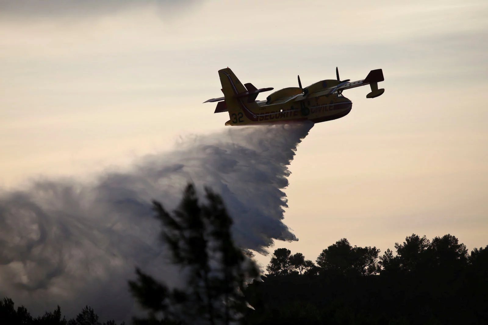 Spectaculaire départ de feu de forêt à Luminy (13)
