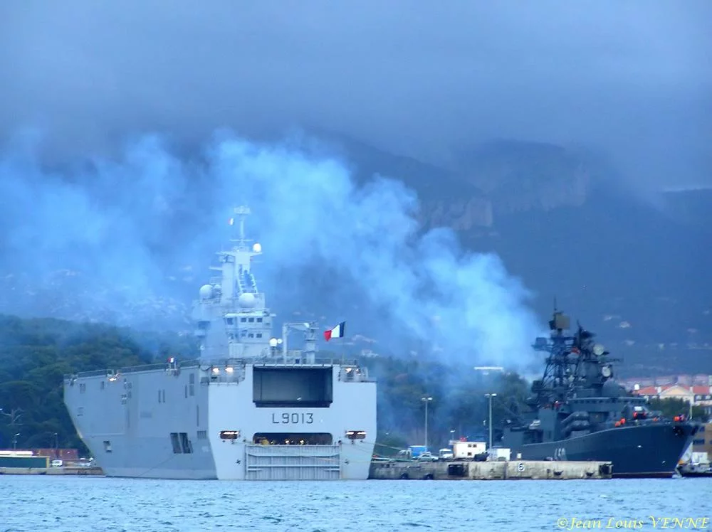 Le destroyer « Admiral Chabanenko » Ã  côté du Mistral
