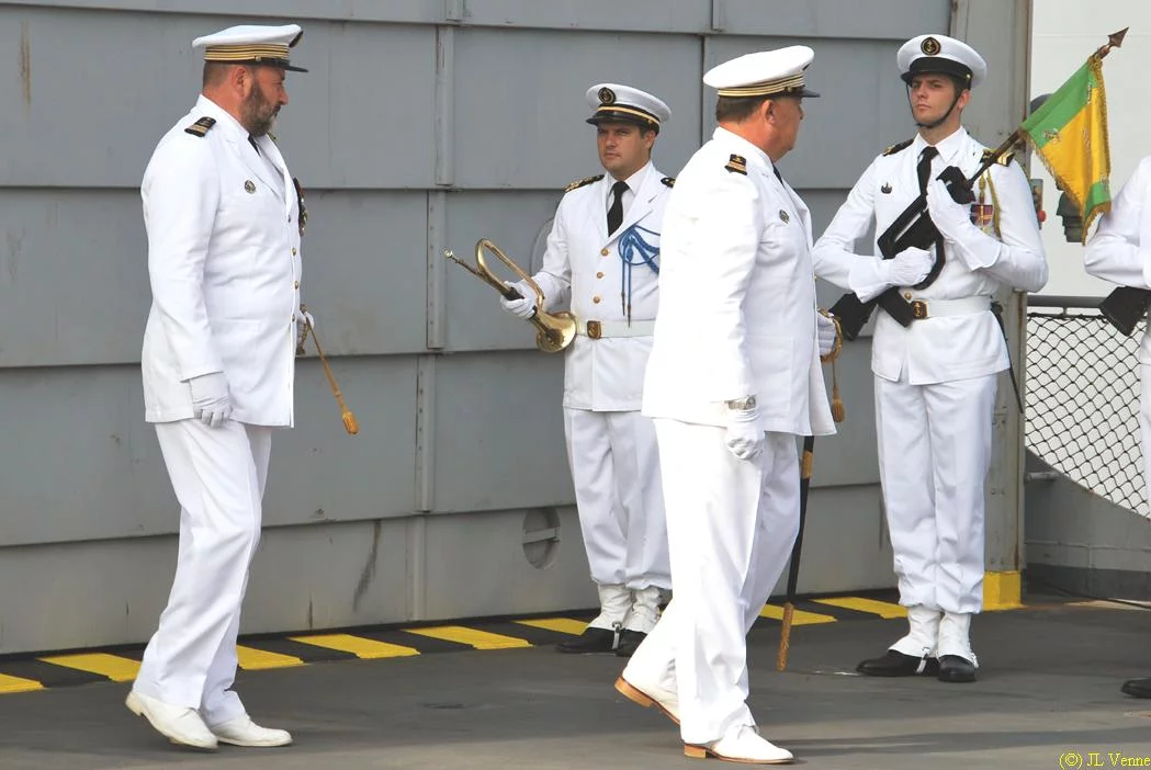 Le CV Jubelin passe en revue la garde d'honneur