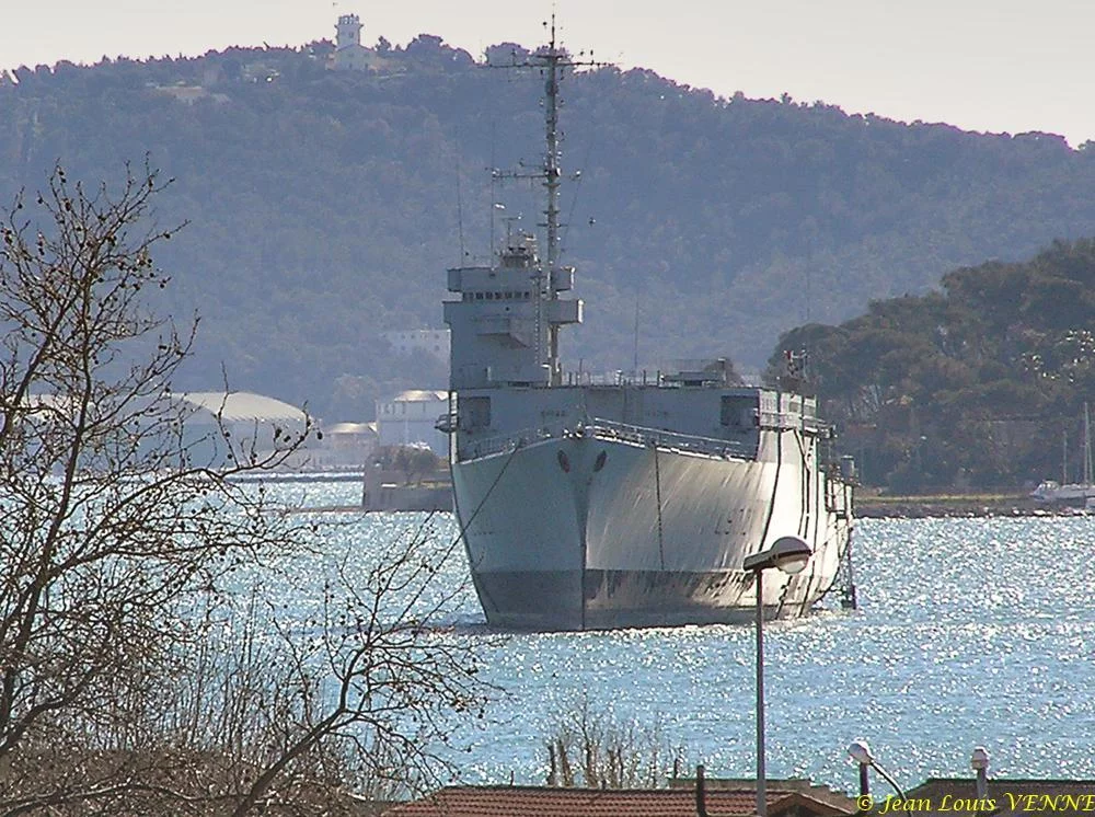 Le TCD Ouragan au mouillage à Brégaillon