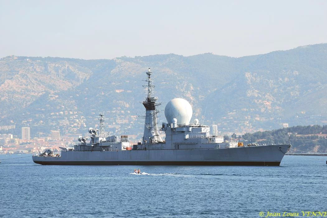 La coque de l'ex-Duquesne remorquée vers St-Mandrier