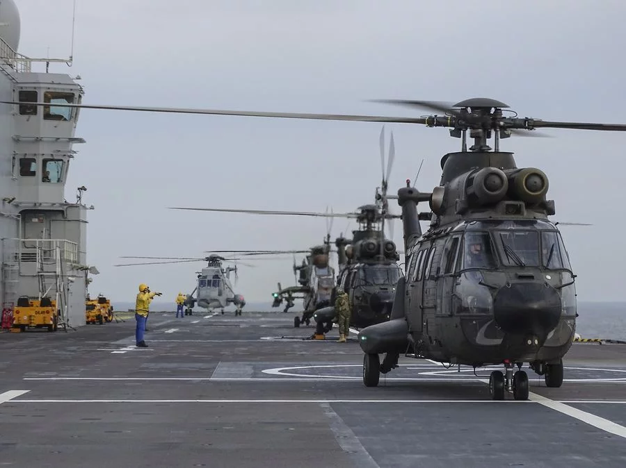 Des hélicoptères espagnols sur le pont du BPC Dixmude