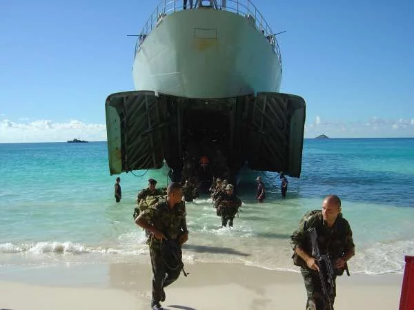 Débarquement du détachement de l'armée de terre