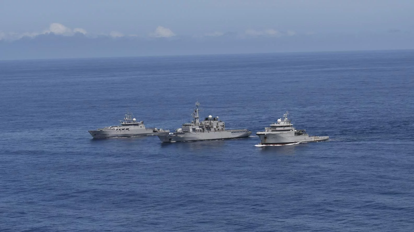La frégate de surveillance (FS) Vendémiaire, le bâtiment de soutien et d’assistance outre-mer (BSAOM) D’Entrecasteaux et le patrouilleur outre-mer (POM) Auguste Bénébig