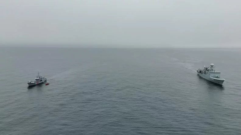 Le patrouilleur Fulmar et la frégate HDMS Triton de la Marine danoise