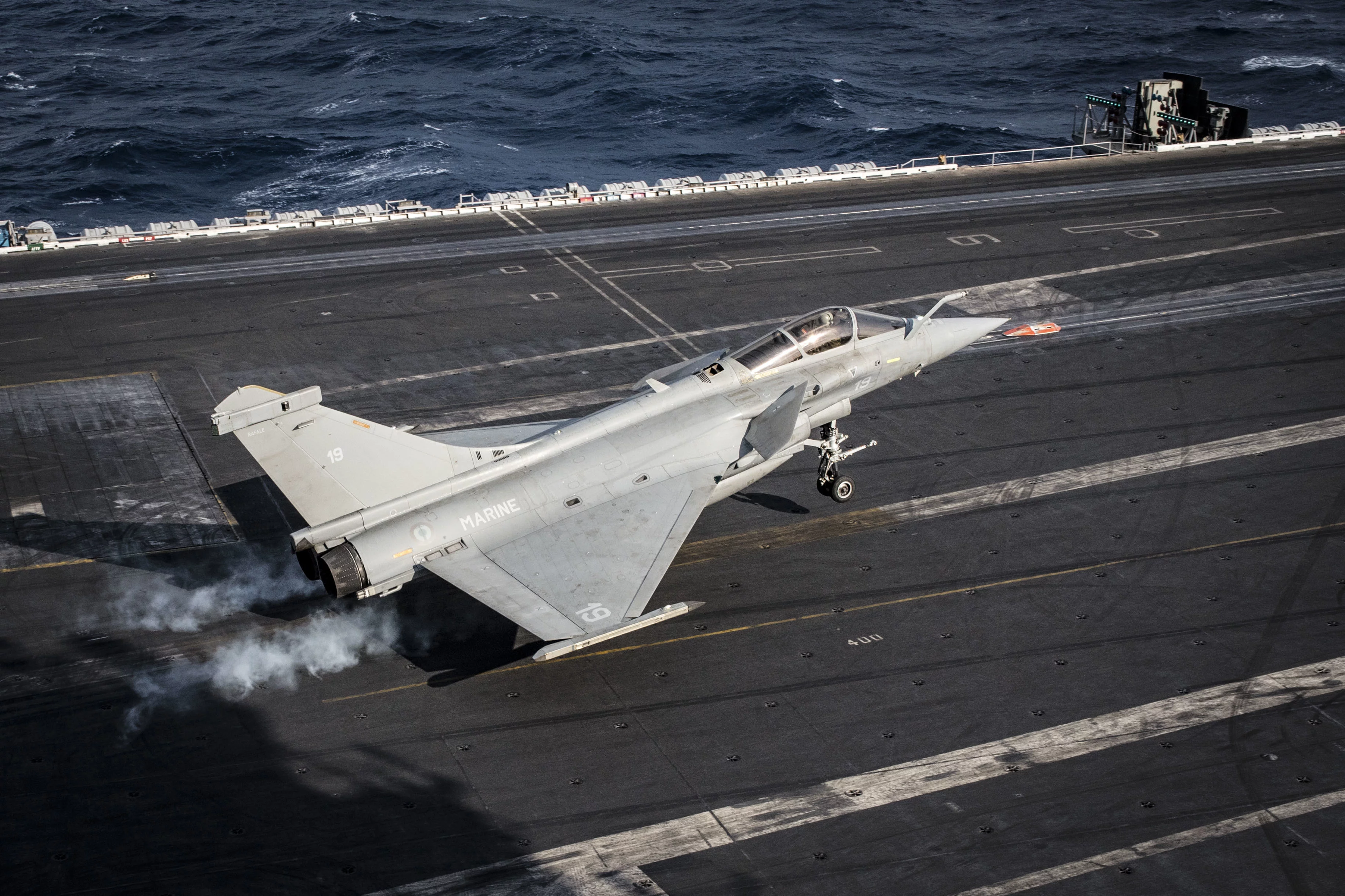 Un Rafale du Charles du Gaulle effectue un touch-and-go sur le porte-avions USS Dwight D. Eisenhower