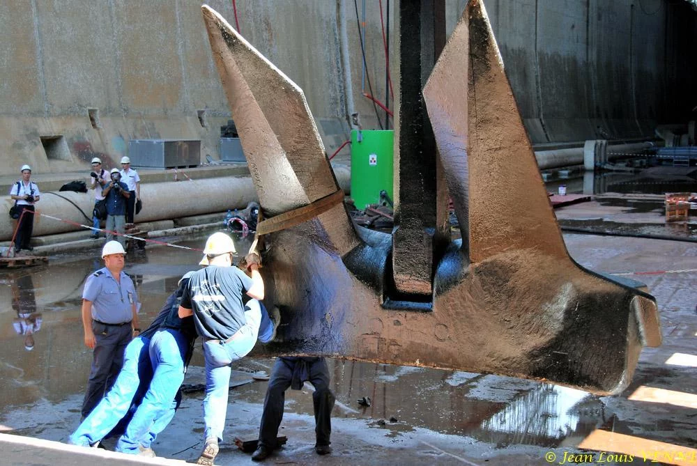 Le Charles de Gaulle ré-embarque ses lignes de mouillage