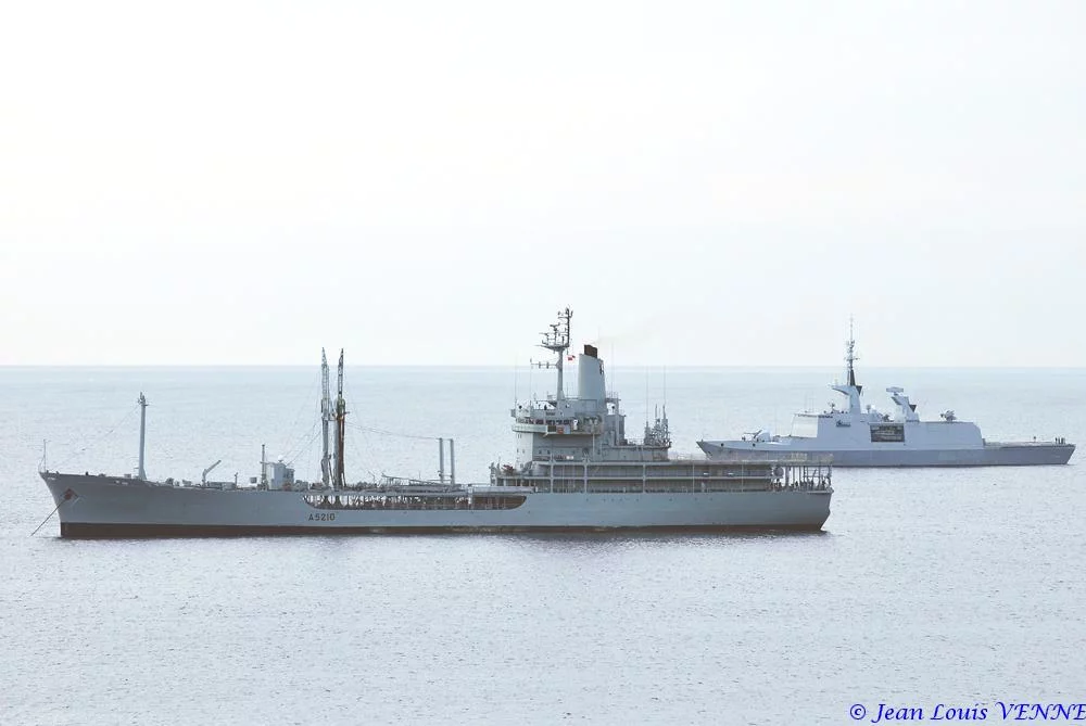 Le pétrolier portugais et la frégate La Fayette au mouillage devant Toulon