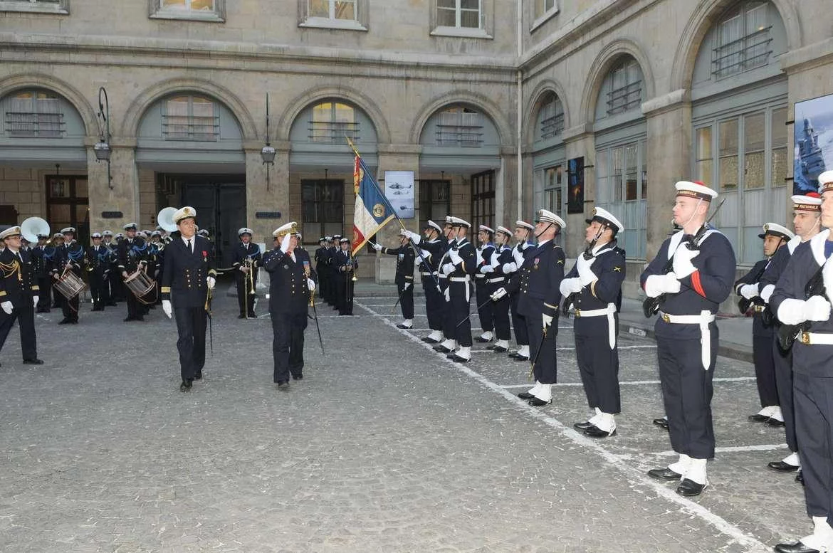 Revue des troupes lors de la remise de décorations par le Chef d'état-major de la Marine