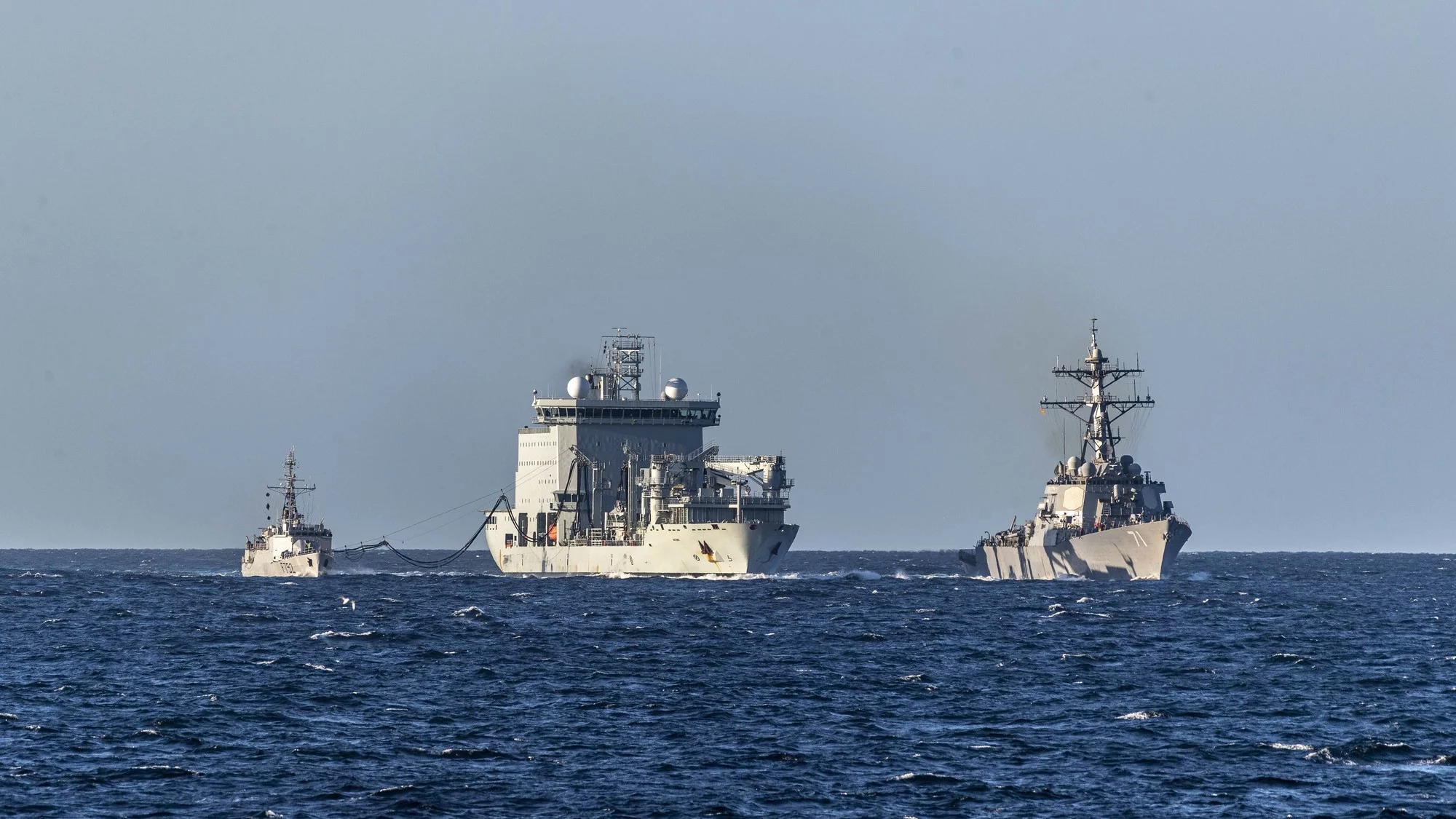 Le PM L'Her se ravaitaille à la mer