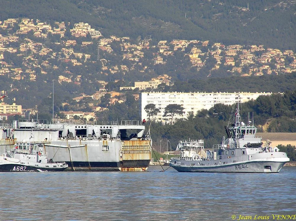 L’ex-Ouragan transféré dans le port de Bregaillon