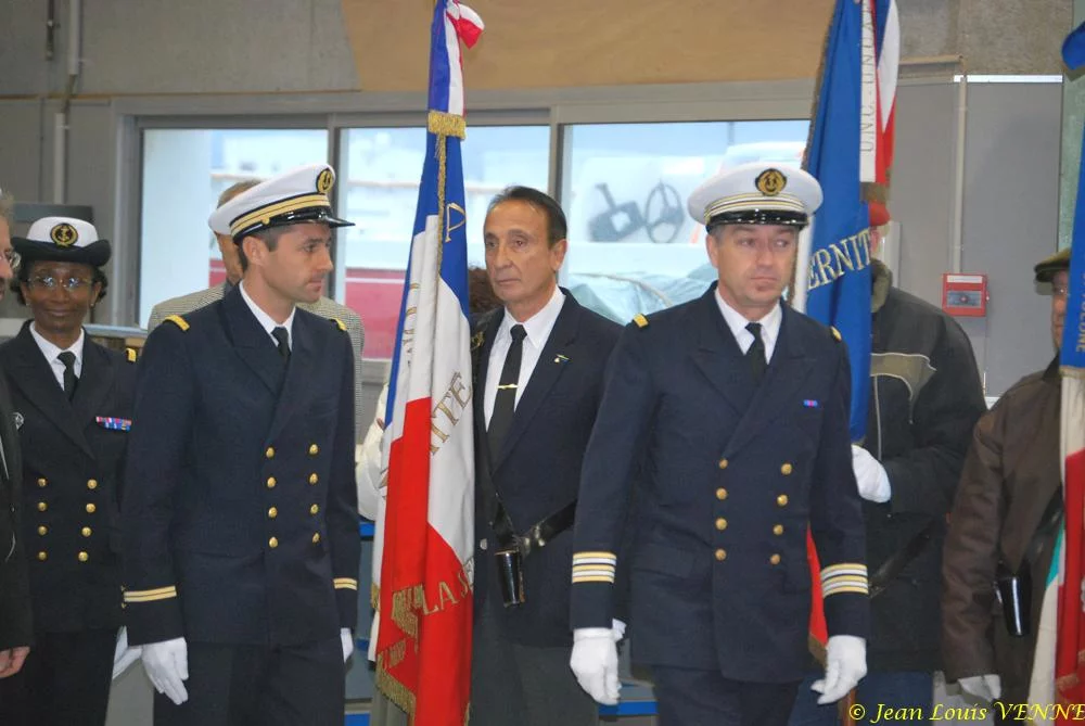 Présentation au fanion des stagiaires du centre PMM de La Seyne sur Mer