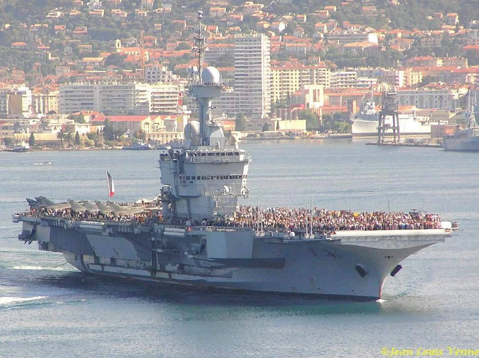 La sortie des familles du Charles de Gaulle