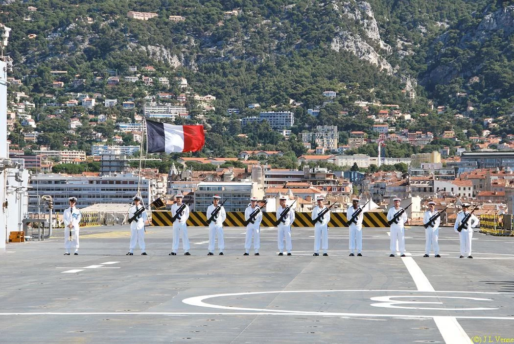 La garde d'honneur devant le pavillon
