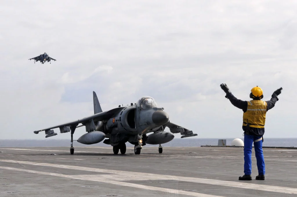 Un Harrier AV-8B+ espagnol se pose sur le pont du Charles de Gaulle