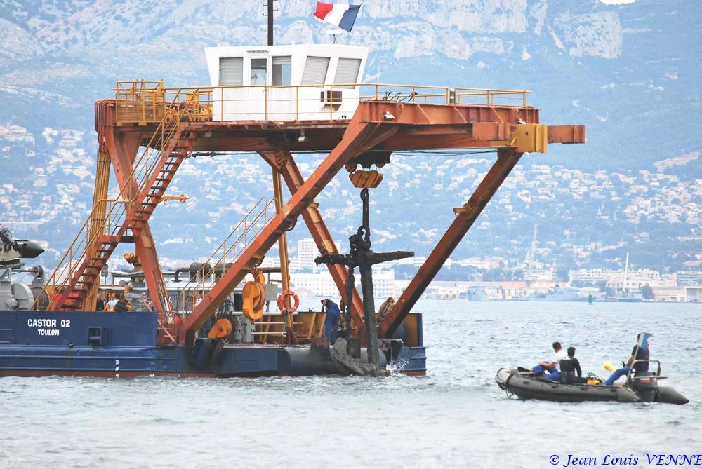 Le Castor 02 relève les ancres et les chaînes de la Rance et du Cdt Rivière
