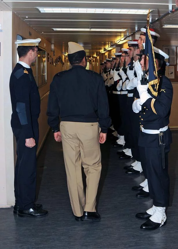 Le vice-amiral Williams passe la garde d'honneur en revue