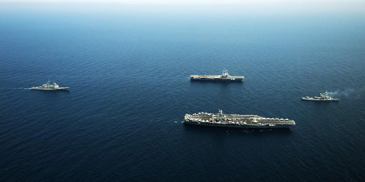 Le Cassard et le Charles De Gaulle naviguent en formation avec l'USS Harry S. Truman et le croiseur USS Normandy
