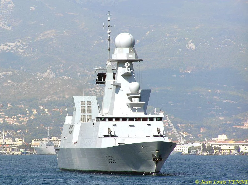 Le Forbin appareille de Toulon