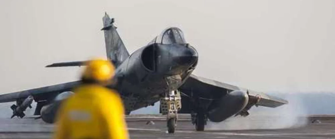 Un Super Etendard Modernisé décolle du porte-avions Charles de Gaulle