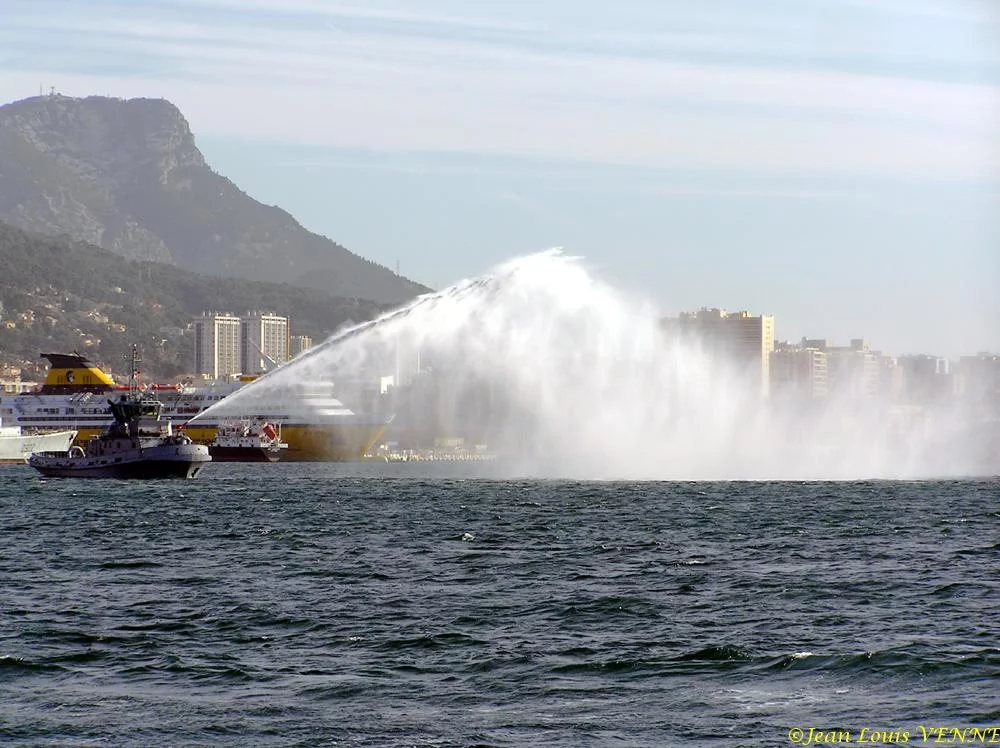 L'Estérel essaie son canon Ã  eau