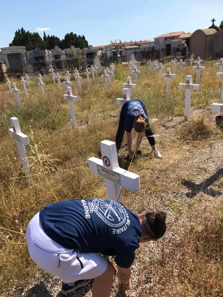Les stagiaires de la PMM de Perpignan nettoie un carré militaire