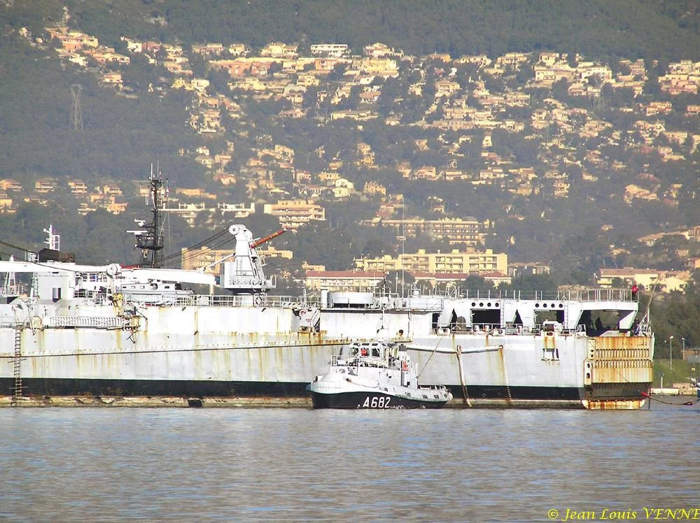 L’ex-Ouragan transféré dans le port de Bregaillon