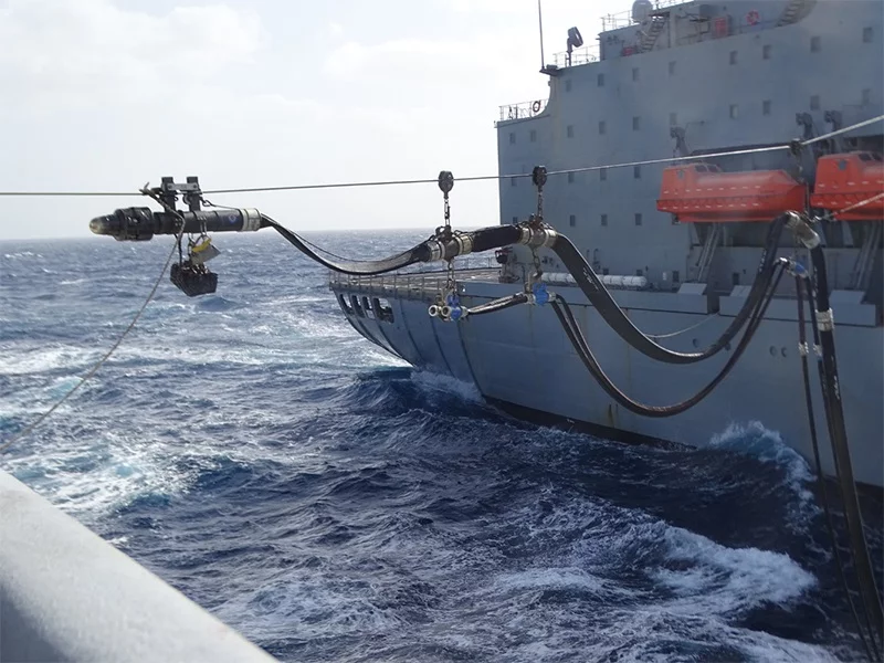 Ravitaillement par le le pétrolier ravitailleur américain USNS Laramie