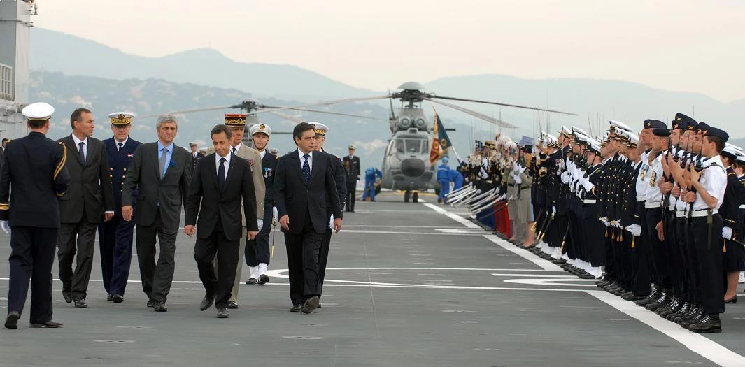 Le président passe les troupes en revue