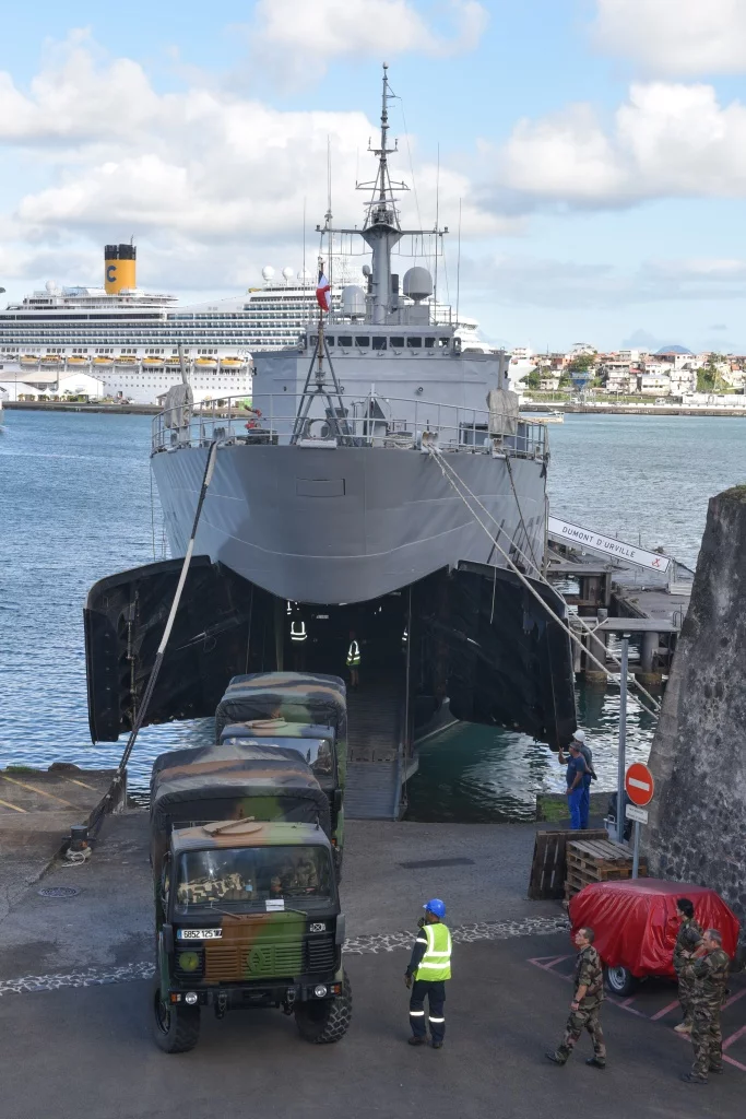Des camions embarquent sur le Dumont d'Urville