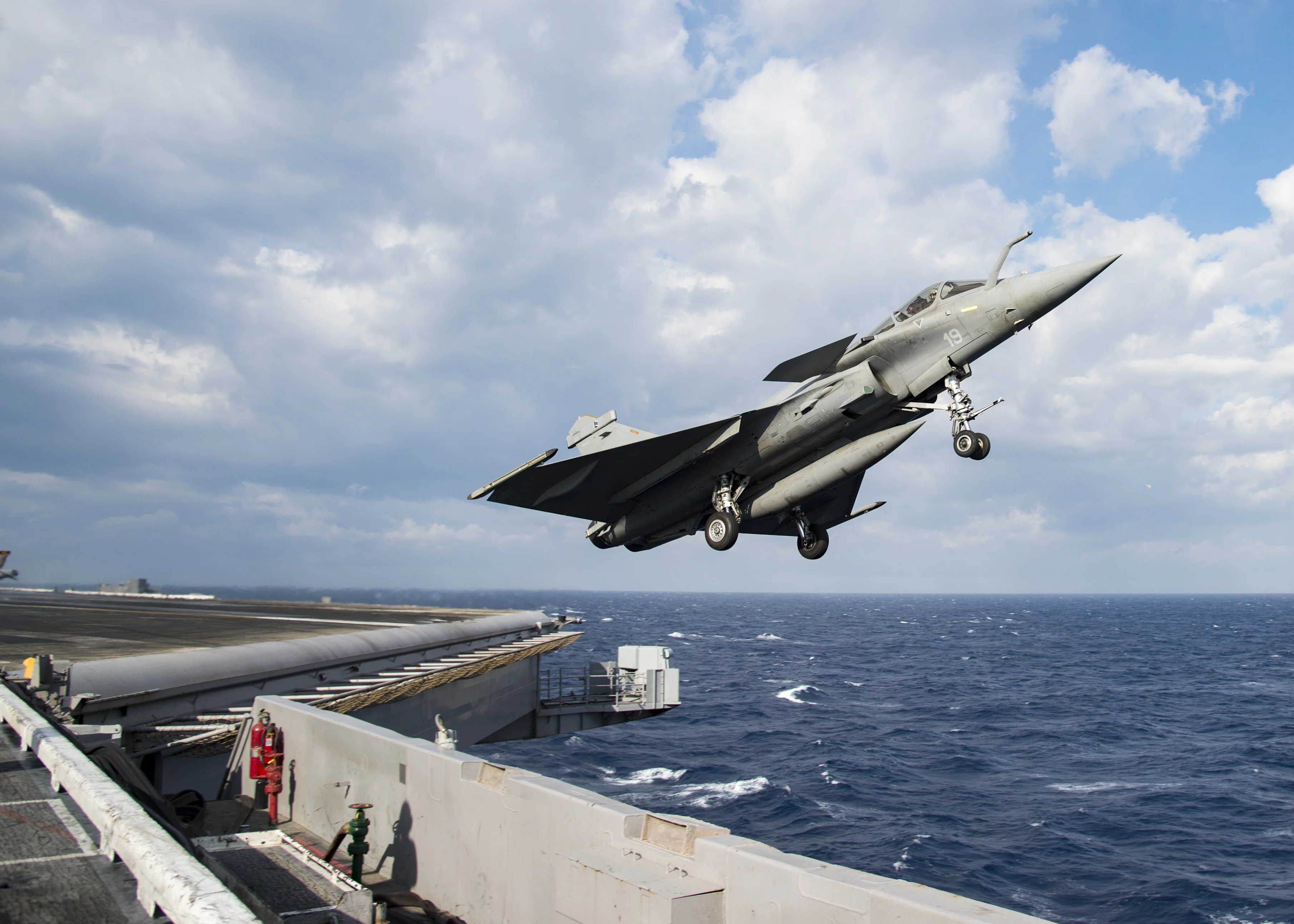 Un Rafale du Charles du Gaulle effectue un touch-and-go sur le porte-avions USS Dwight D. Eisenhower