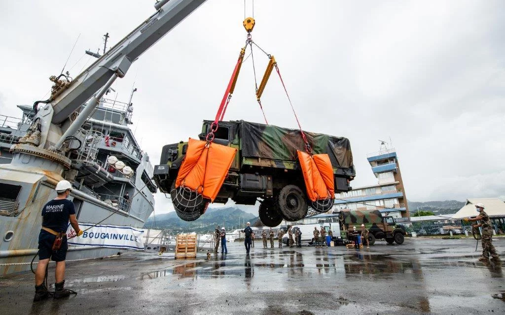 Le BSAOM Bougainville embarque du matériel lourd