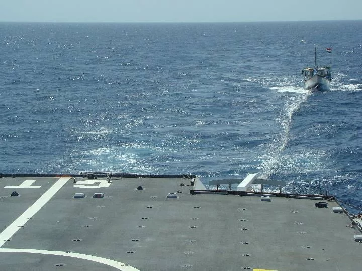 Le dhow Mahara à la remorque du Guépratte