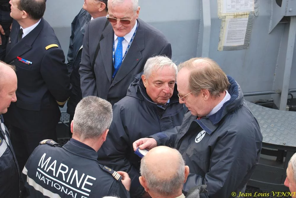 Le commandant actuel remet à un de ses prédécesseurs une médaille et une casquette