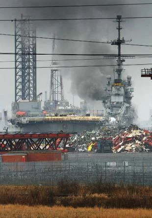 Incendie majeur à bord de l'ex-porte-avions Clémenceau
