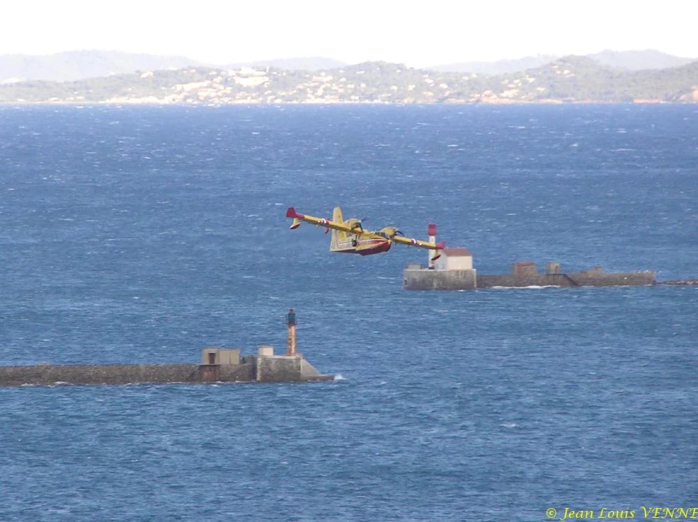 Les Canadairs interviennent au-dessus de Saint Mandrier