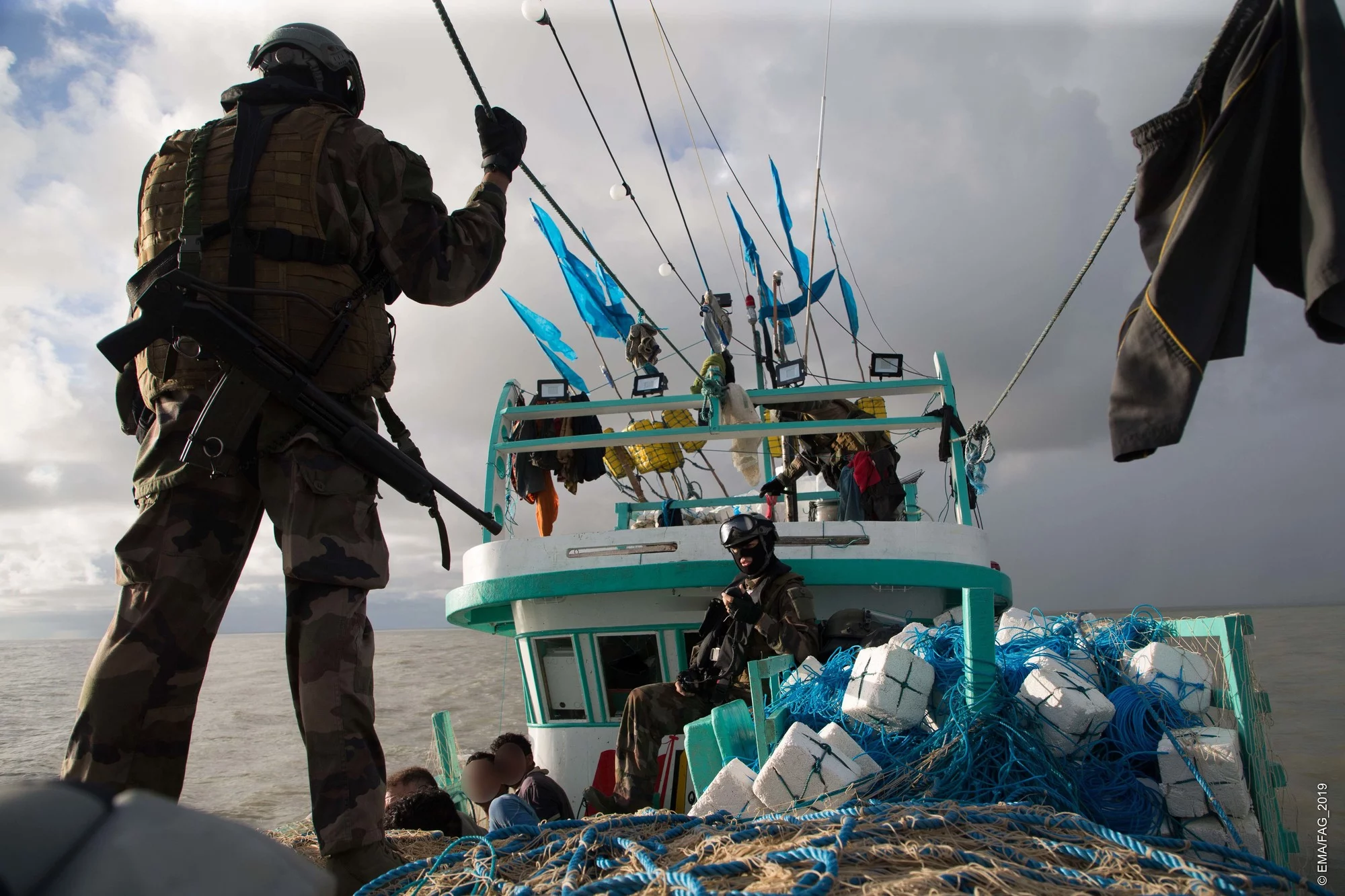 Une tapouille brésilienne escortée vers un port guyanais