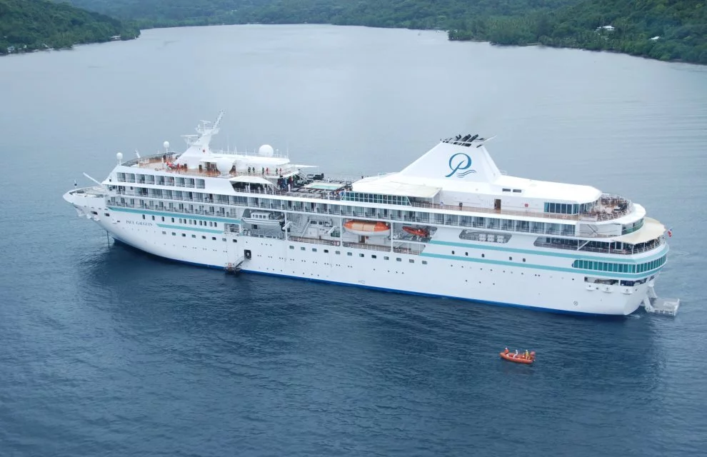 Un hélicoptère de la flotille 35F effectue un entraînement d’hélitreuillage sur le paquebot Paul Gauguin