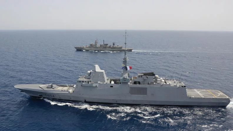 La frégate Auvergne et une frégate grecque