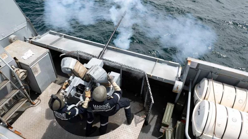 Les canoniers au poste de combat