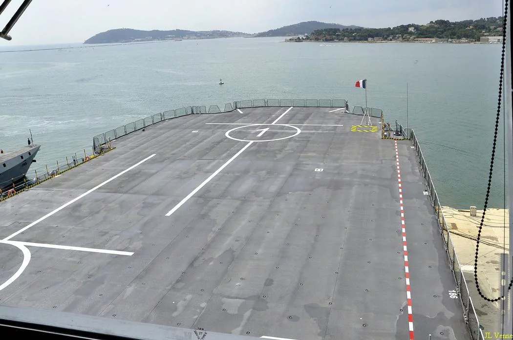 Le pont d'envol du BPC Dixmude